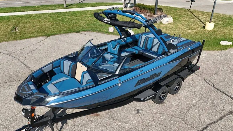 Slide: The Image of Malibu Boats 21 LX 2026 - 11