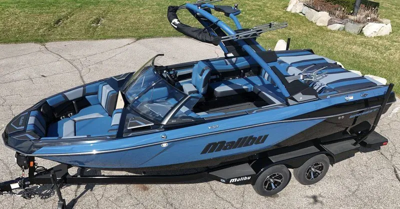 Slide: The Image of Malibu Boats 21 LX 2026 - 6