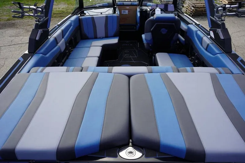 Slide: The Image of Malibu Boats 21 LX 2026 - 8
