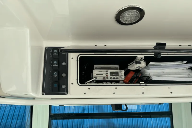 Slide: The Image of Boston Whaler 320 OUTRAGE 2012 - 38