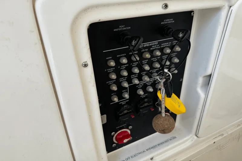 Slide: The Image of Boston Whaler 320 OUTRAGE 2012 - 47