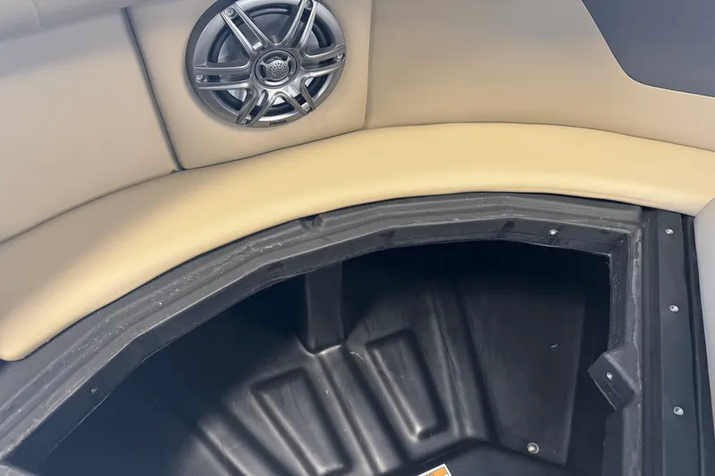 Slide: The Image of Premier 220 Sunscape 2025 - 15