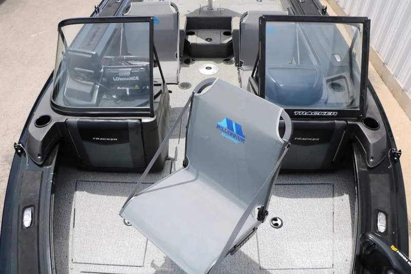 Slide: The Image of Tracker Targa 19C 2022 - 18