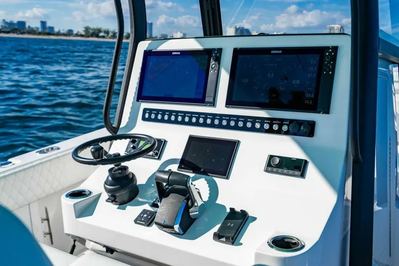 Slide: The Image of Reef Runner 340 2026 - 25