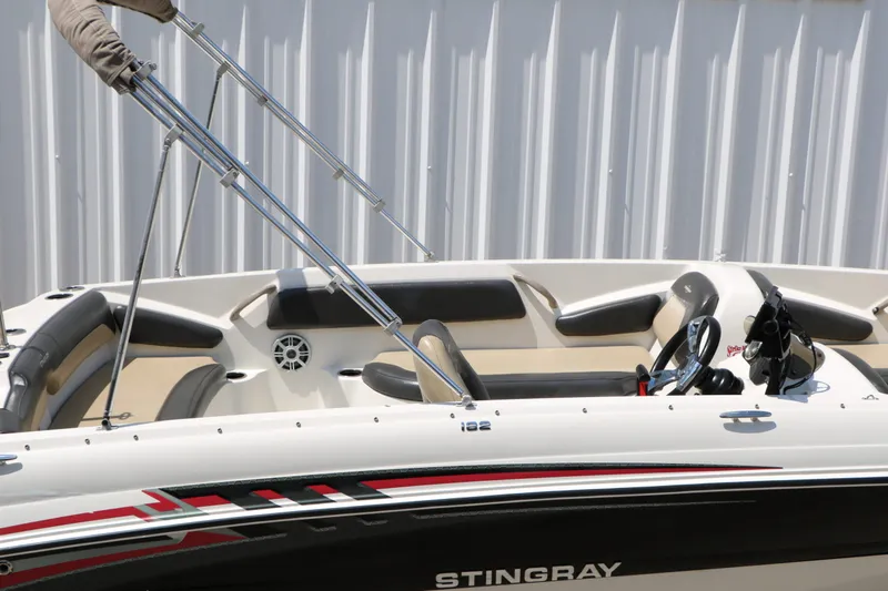Slide: The Image of Stingray Boat Company 182 SC 2018 - 12
