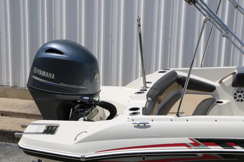 Slide: The Image of Stingray Boat Company 182 SC 2018 - 13