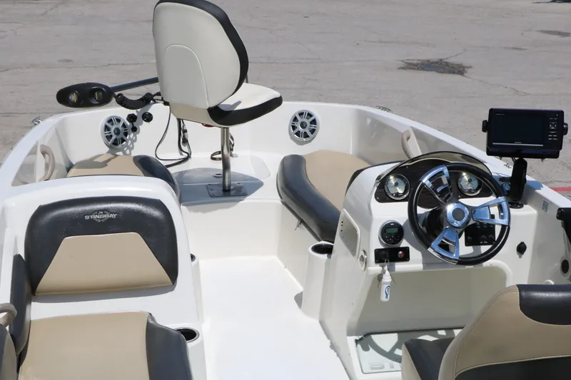 Slide: The Image of Stingray Boat Company 182 SC 2018 - 16