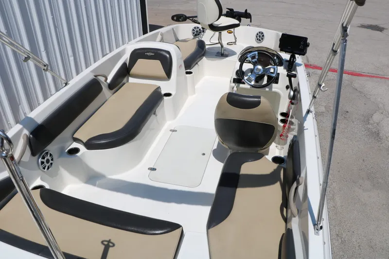Slide: The Image of Stingray Boat Company 182 SC 2018 - 18
