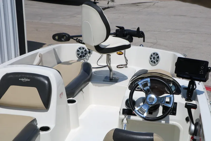 Slide: The Image of Stingray Boat Company 182 SC 2018 - 20