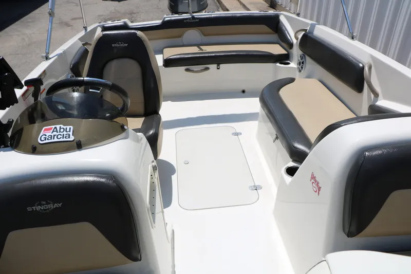 Slide: The Image of Stingray Boat Company 182 SC 2018 - 25