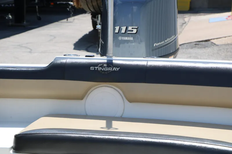 Slide: The Image of Stingray Boat Company 182 SC 2018 - 29