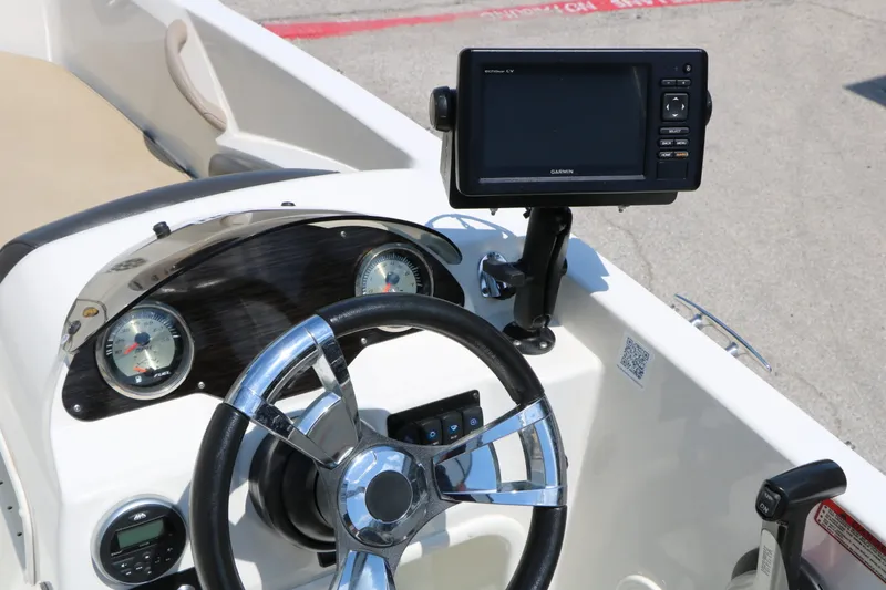 Slide: The Image of Stingray Boat Company 182 SC 2018 - 30