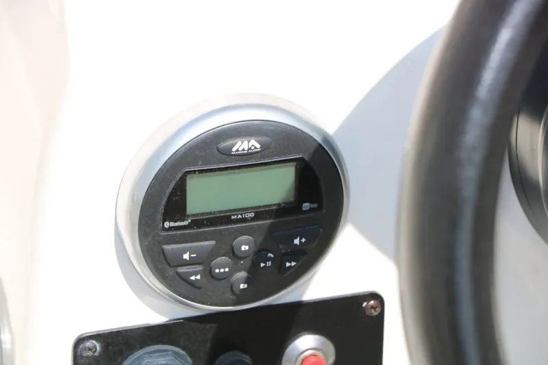Slide: The Image of Stingray Boat Company 182 SC 2018 - 32