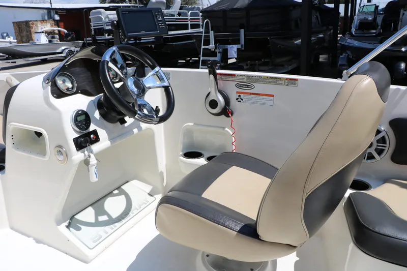 Slide: The Image of Stingray Boat Company 182 SC 2018 - 36