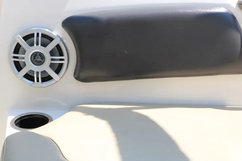 Slide: The Image of Stingray Boat Company 182 SC 2018 - 38