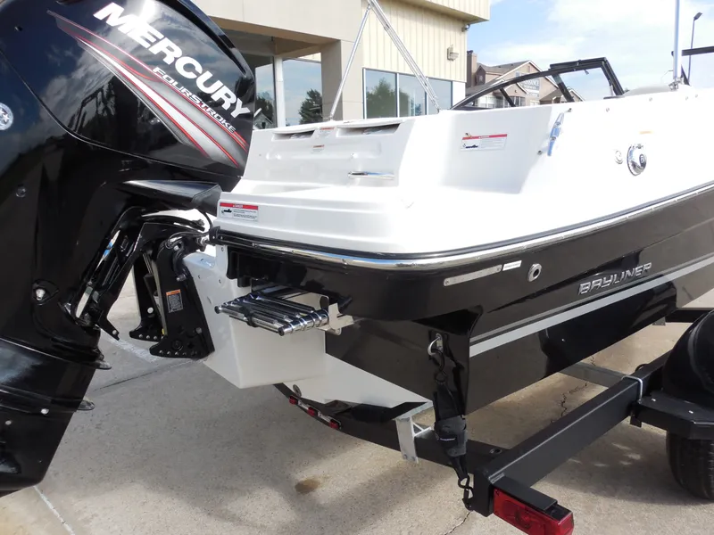 Slide: The Image of Bayliner VR4 2019 - 10