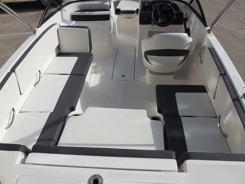 Slide: The Image of Bayliner VR4 2019 - 12