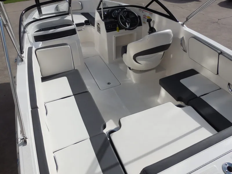 Slide: The Image of Bayliner VR4 2019 - 13