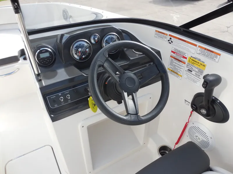 Slide: The Image of Bayliner VR4 2019 - 14