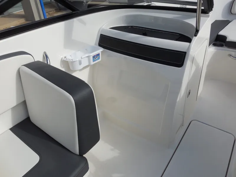 Slide: The Image of Bayliner VR4 2019 - 15