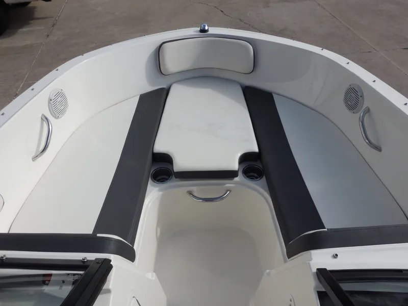 Slide: The Image of Bayliner VR4 2019 - 16