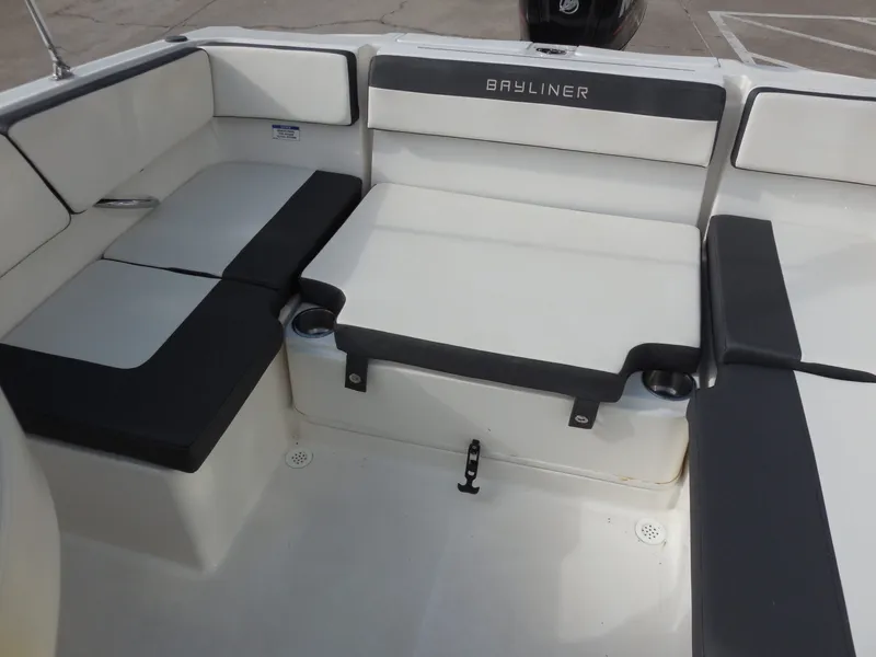 Slide: The Image of Bayliner VR4 2019 - 18