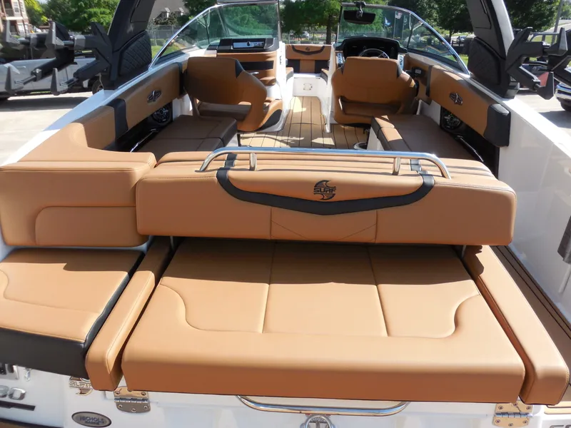 Slide: The Image of Chaparral 30 Surf 2025 - 13