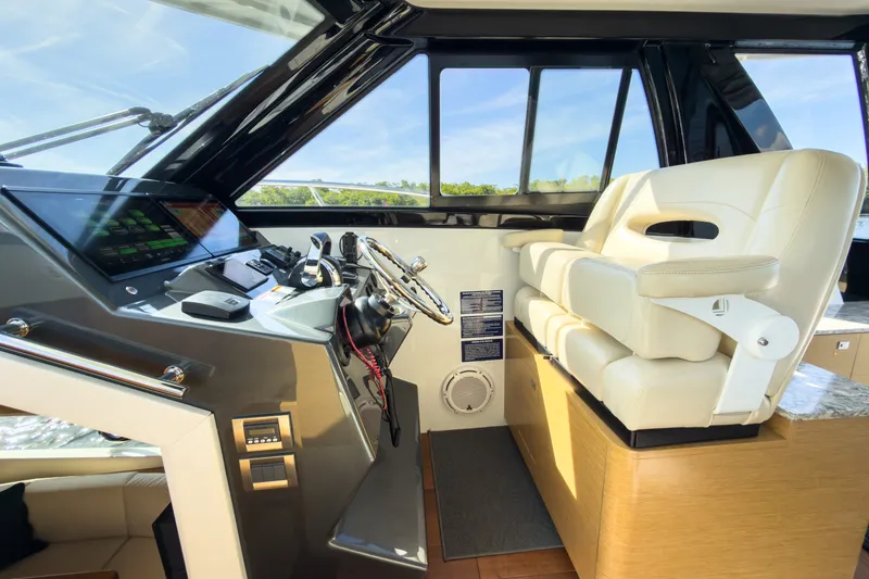 Slide: The Image of Ocean Alexander 45 DIVERGENCE COUPE 2021 - 25