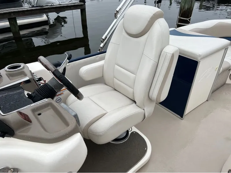 Slide: The Image of Avalon AMBASSADOR 2785 ENTERTAINTER 2013 - 23