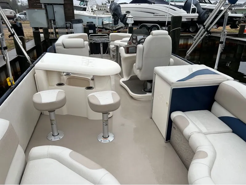 Slide: The Image of Avalon AMBASSADOR 2785 ENTERTAINTER 2013 - 10