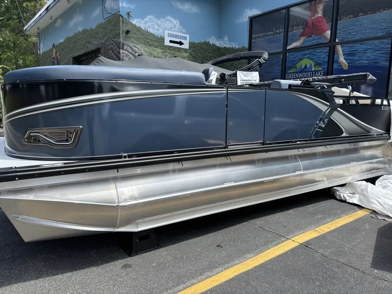 Slide: The Image of Avalon LSZ - 21 FT Elite Triple-toon "Blue Dominus" 2026 - 6