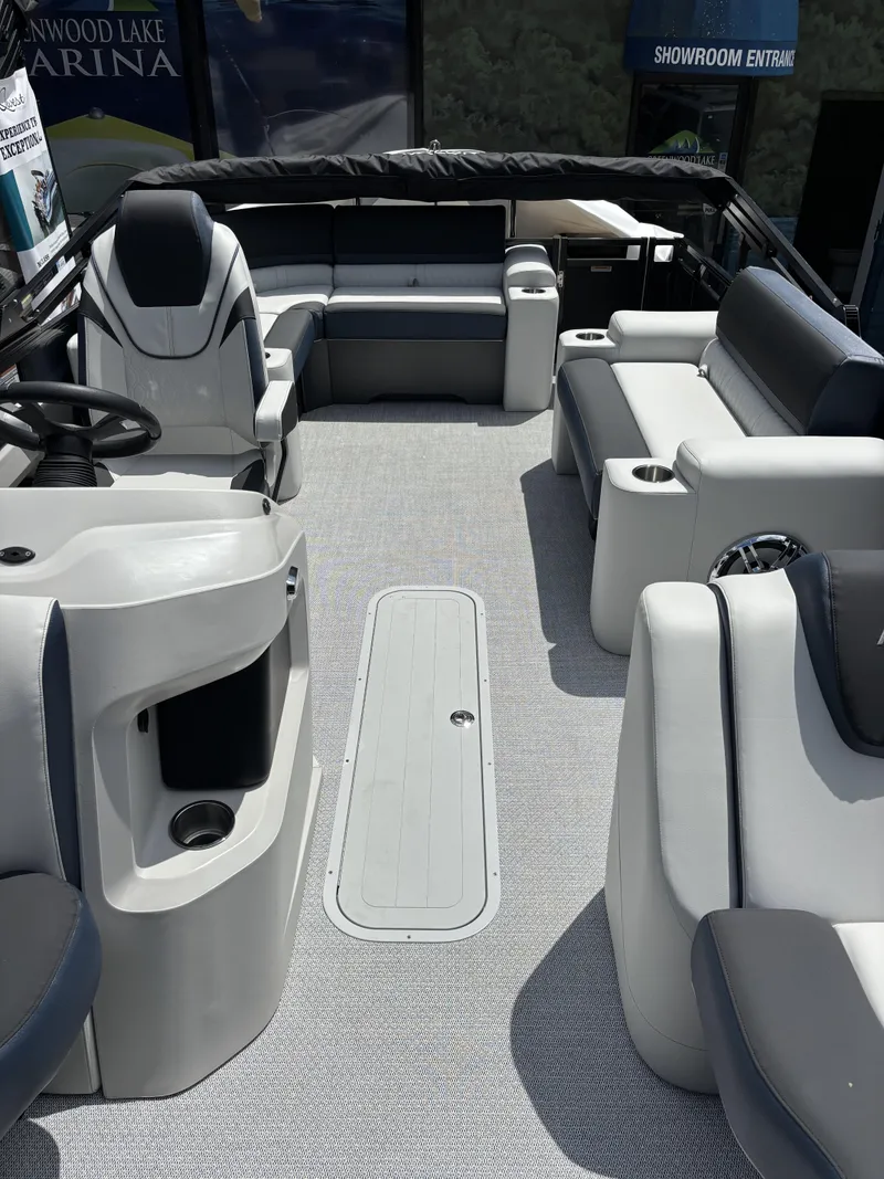 Slide: The Image of Avalon LSZ - 21 FT Elite Triple-toon "Blue Dominus" 2026 - 4