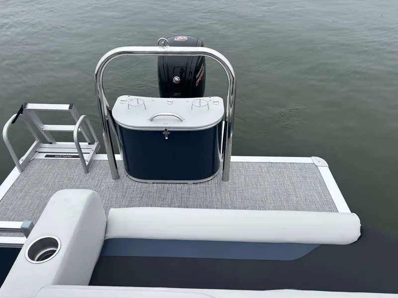Slide: The Image of Avalon Venture - 19 FT Cruise Rear Bench Triple Toon "Blue Velocity" 2025 - 10