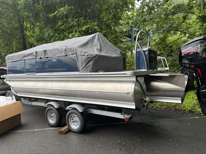 The Image of Avalon Venture - 19 FT Cruise Rear Bench Triple Toon "Blue Velocity" 2025 - 0