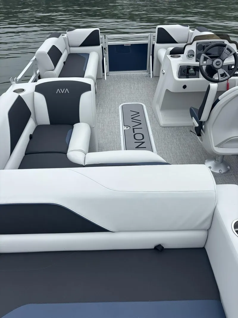 Slide: The Image of Avalon Venture - 19 FT Cruise Rear Bench Triple Toon "Blue Velocity" 2025 - 11