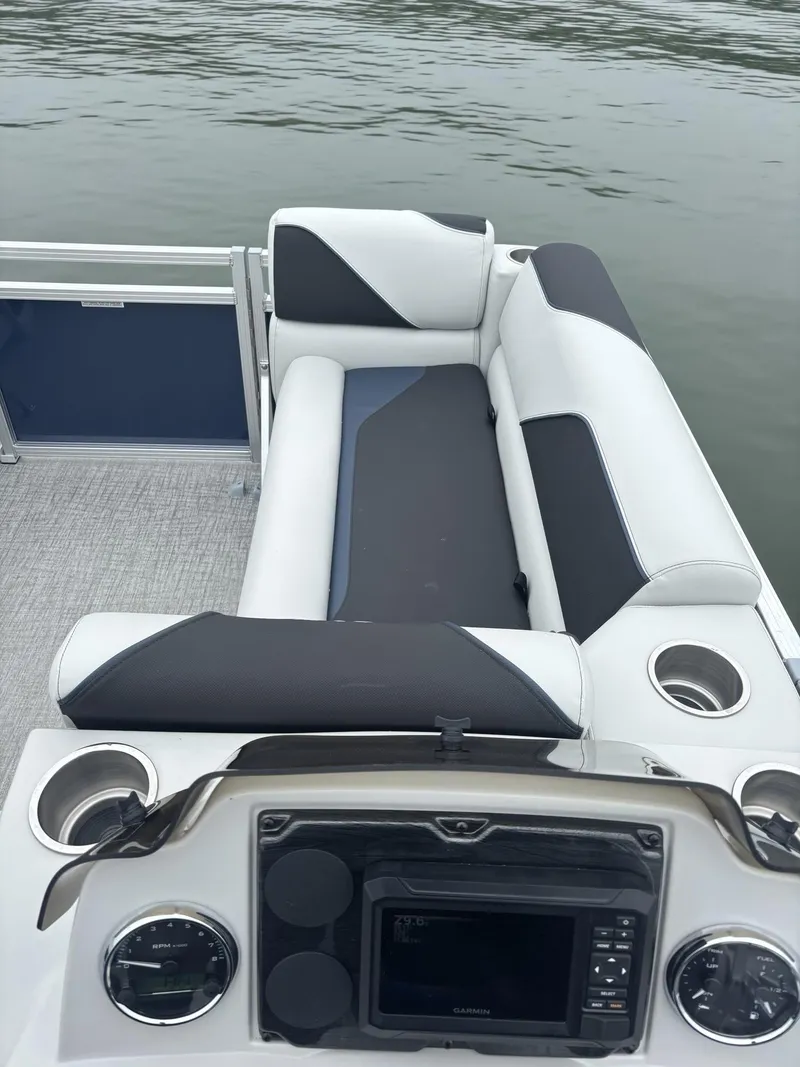 Slide: The Image of Avalon Venture - 19 FT Cruise Rear Bench Triple Toon "Blue Velocity" 2025 - 6