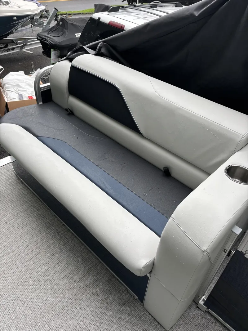 Slide: The Image of Avalon Venture - 19 FT Cruise Rear Bench Triple Toon "Blue Velocity" 2025 - 5