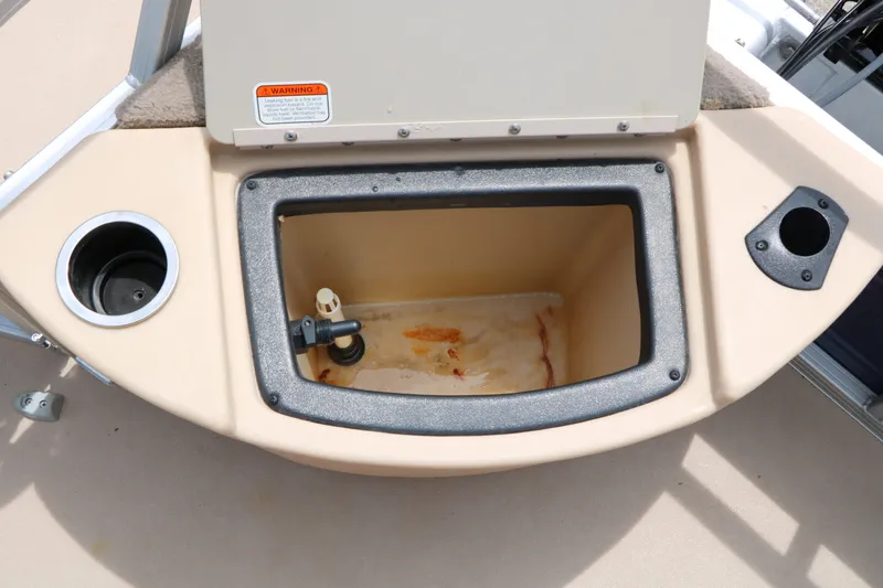 Slide: The Image of SunTracker Fishing Barge 20 Dlx 2013 - 28