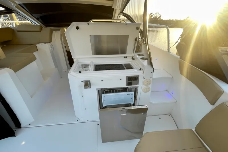 Slide: The Image of Cruisers 390 EXPRESS COUPE - DIESEL 2016 - 14