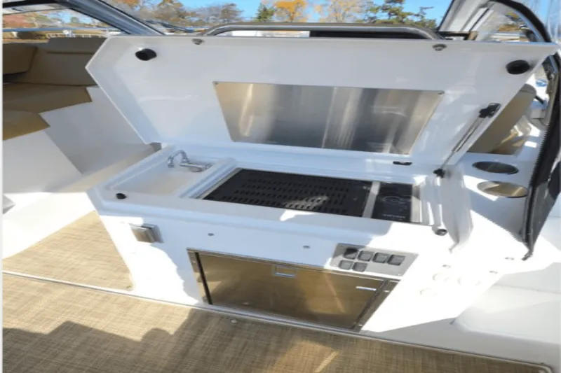 Slide: The Image of Cruisers 390 EXPRESS COUPE - DIESEL 2016 - 15