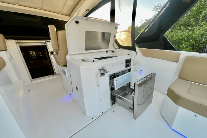 Slide: The Image of Cruisers 390 EXPRESS COUPE - DIESEL 2016 - 16