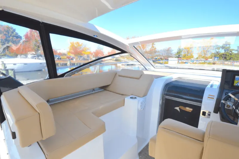 Slide: The Image of Cruisers 390 EXPRESS COUPE - DIESEL 2016 - 19