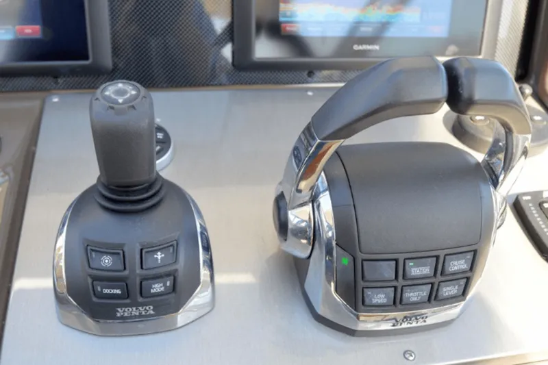 Slide: The Image of Cruisers 390 EXPRESS COUPE - DIESEL 2016 - 24