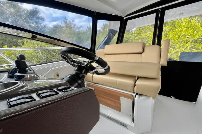 Slide: The Image of Cruisers 390 EXPRESS COUPE - DIESEL 2016 - 26