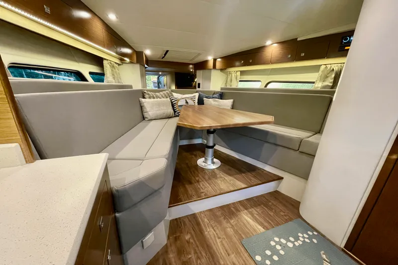 Slide: The Image of Cruisers 390 EXPRESS COUPE - DIESEL 2016 - 31