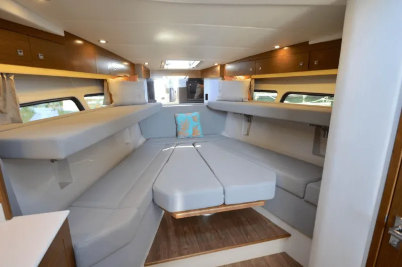 Slide: The Image of Cruisers 390 EXPRESS COUPE - DIESEL 2016 - 32