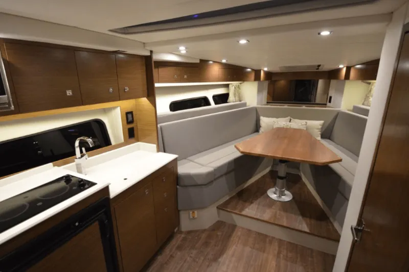 Slide: The Image of Cruisers 390 EXPRESS COUPE - DIESEL 2016 - 36