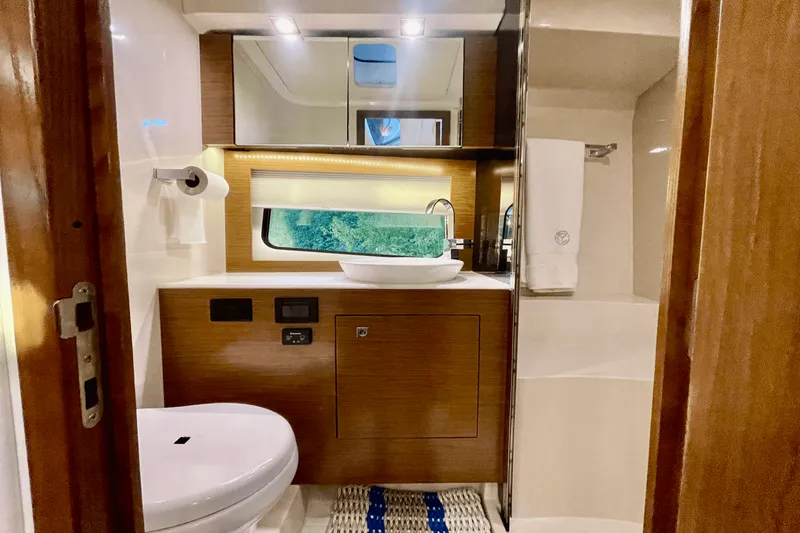 Slide: The Image of Cruisers 390 EXPRESS COUPE - DIESEL 2016 - 42