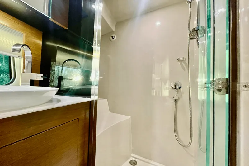 Slide: The Image of Cruisers 390 EXPRESS COUPE - DIESEL 2016 - 44