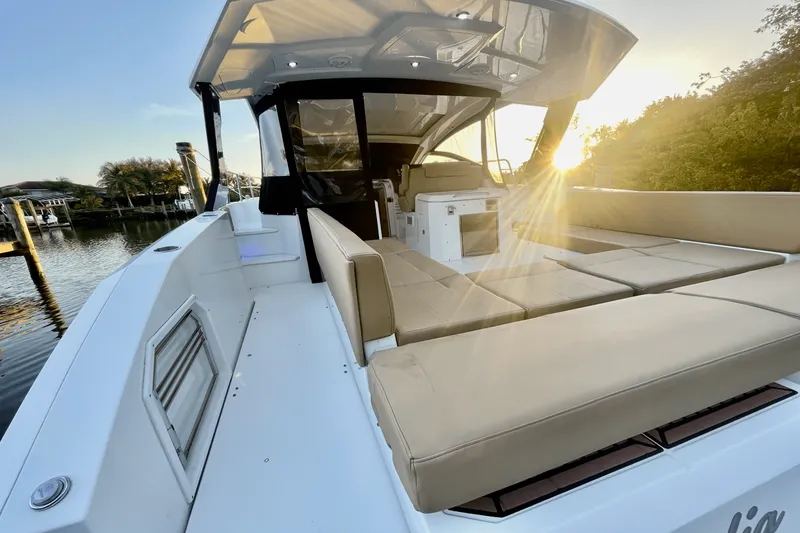 Slide: The Image of Cruisers Yachts 390 EXPRESS COUPE - DIESEL 2016 - 10